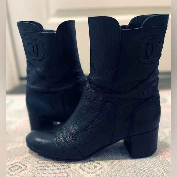 Chanel Interlocking CC Logo Goat Leather Moto Boots
Women's Size: 10.5, IT40.5🖤 - Picture 4 of 12